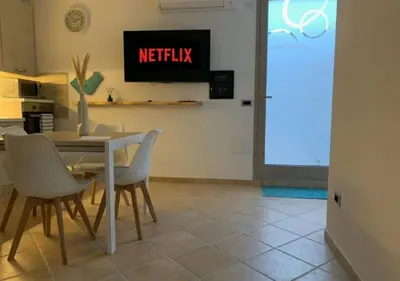TV o dispositivi per l'intrattenimento presso [Loft Comodo ed Elegante] • Wi-Fi e Colazione