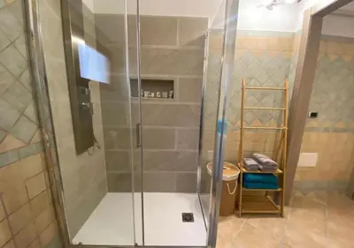 Bagno di [Loft Comodo ed Elegante] • Wi-Fi e Colazione