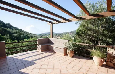 Vista generica sulle montagne o vista sulle montagne dall'interno della casa vacanze