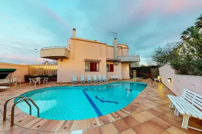 Piscina di Villa con piscina e giardino a due passi dal mare. o nelle vicinanze