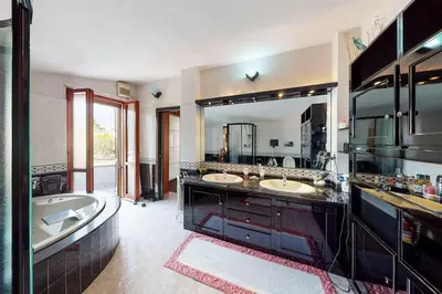 Cucina o angolo cottura di Villa con piscina e giardino a due passi dal mare.