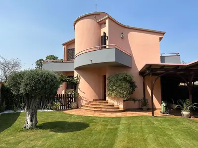 Giardino di Villa con piscina e giardino a due passi dal mare.