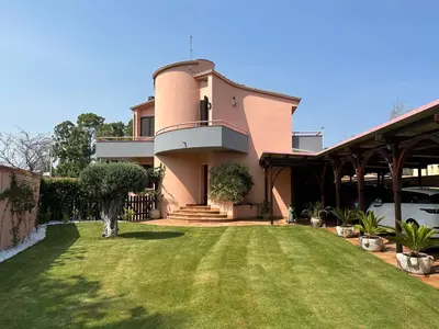 Giardino di Villa con piscina e giardino a due passi dal mare.