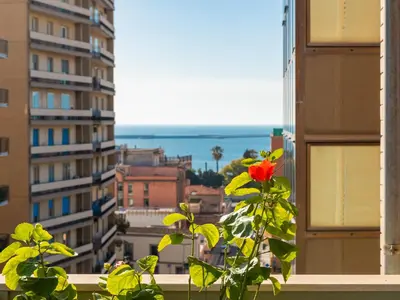 Vista generica sul mare o vista sul mare dall'interno dell'appartamento