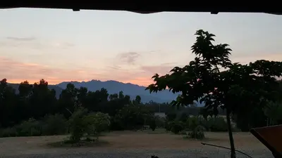 Vista generica sulle montagne o vista sulle montagne dall'interno della casa vacanze