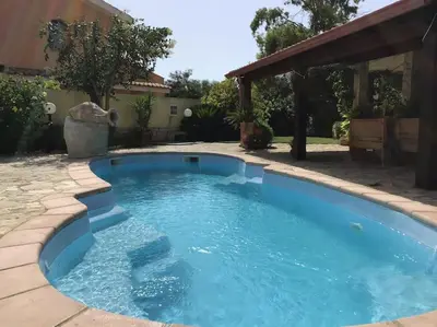 Piscina di Apartment in Villa, Beach 3 minutes walk, spiaggia 3 minuti a piedi o nelle vicinanze