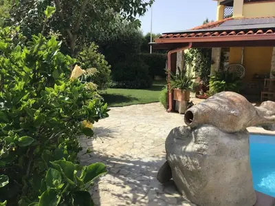 Piscina di Apartment in Villa, Beach 3 minutes walk, spiaggia 3 minuti a piedi o nelle vicinanze