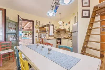 Cucina o angolo cottura di Villa Favola indipendente con piscina