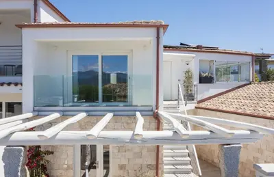 Balcone o terrazza di Casa Vacanze Zeffiro vista mare con giardino