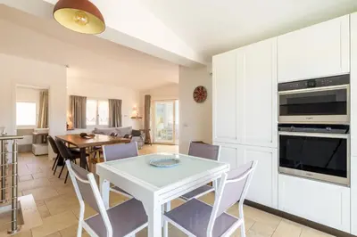 Cucina o angolo cottura di Casa Vacanze Zeffiro vista mare con giardino