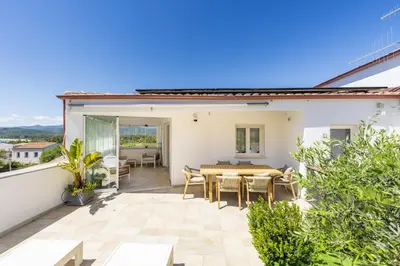 Balcone o terrazza di Casa Vacanze Zeffiro vista mare con giardino