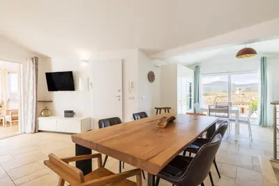 TV o dispositivi per l'intrattenimento presso Casa Vacanze Zeffiro vista mare con giardino