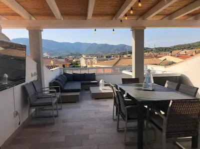 Vista generica sulle montagne o vista sulle montagne dall'interno dell'appartamento