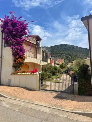 Vista generica sulle montagne o vista sulle montagne dall'interno della casa vacanze