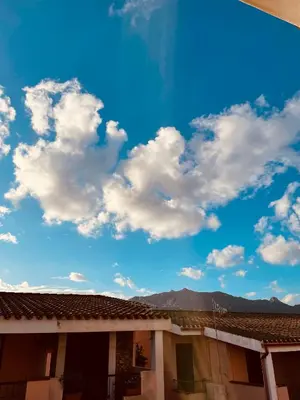 Vista generica sulle montagne o vista sulle montagne dall'interno dell'appartamento