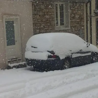 Casetta del cuore intero appartamento con camino durante l'inverno