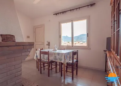 Vista generica sulle montagne o vista sulle montagne dall'interno dell'appartamento