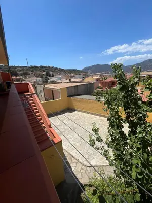 Vista generica sulle montagne o vista sulle montagne dall'interno dell'appartamento