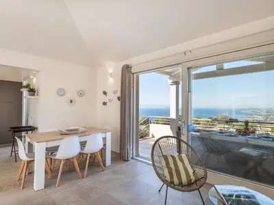 Vista generica sul mare o vista sul mare dall'interno della villa