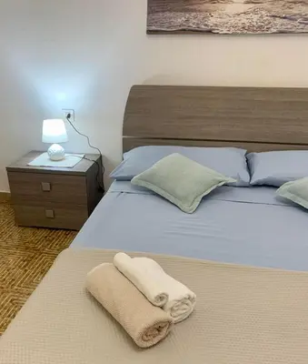 Letto o letti in una camera di Apt con portico privato vicino Cagliari Airport