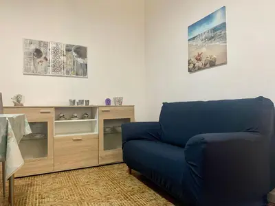 Area soggiorno di Apt con portico privato vicino Cagliari Airport