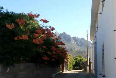 Vista generica sulle montagne o vista sulle montagne dall'interno dell'appartamento