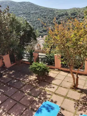 Vista generica sulle montagne o vista sulle montagne dall'interno dell'appartamento