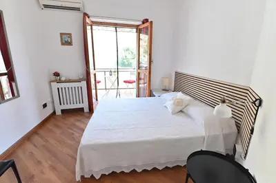 Letto o letti in una camera di Artemis Kalaris Home