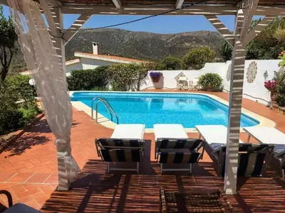 Piscina di Private Pool villa with panoramic views split over 2 levels / Aircon / New Pool. o nelle vicinanze