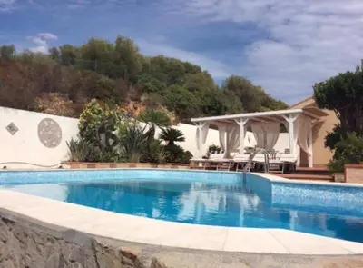 Piscina di Private Pool villa with panoramic views split over 2 levels / Aircon / New Pool. o nelle vicinanze