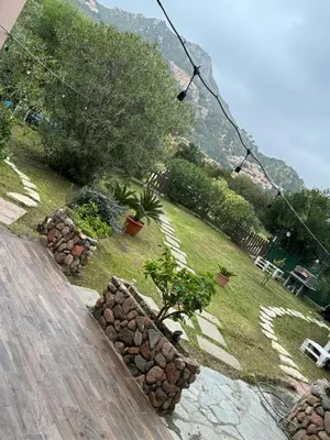 Vista generica sulle montagne o vista sulle montagne dall'interno dell'appartamento