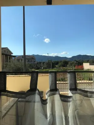 Vista generica sulle montagne o vista sulle montagne dall'interno dell'appartamento