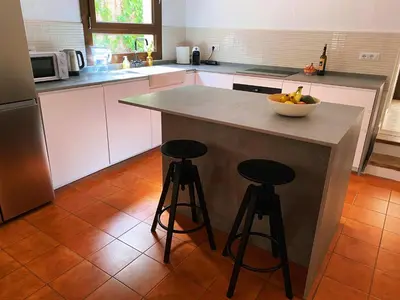 Cucina o angolo cottura di Seaview Villa, 4 bedrooms, 5 min walk to beach