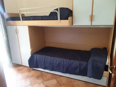 Letto o letti a castello in una camera di Casa Cannugia By La Via Del Mare Viaggi e Vacanze