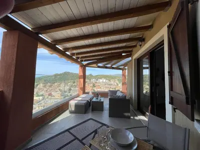 Vista generica sulle montagne o vista sulle montagne dall'interno dell'appartamento
