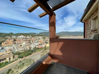 Vista generica sulle montagne o vista sulle montagne dall'interno dell'appartamento