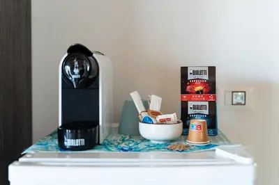 Set per la preparazione di tè e caffè presso Affittacamere Mare nel Cuore